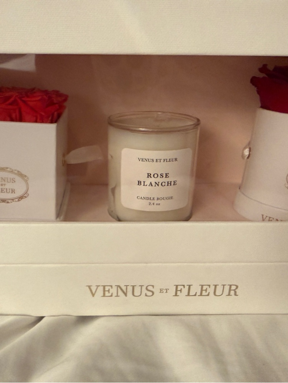 VENUS ET FLEUR Rose Blanche Scented Candle and roses red and White
